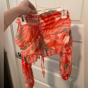 Cute, cropped, off the shoulder floral top! 🌺